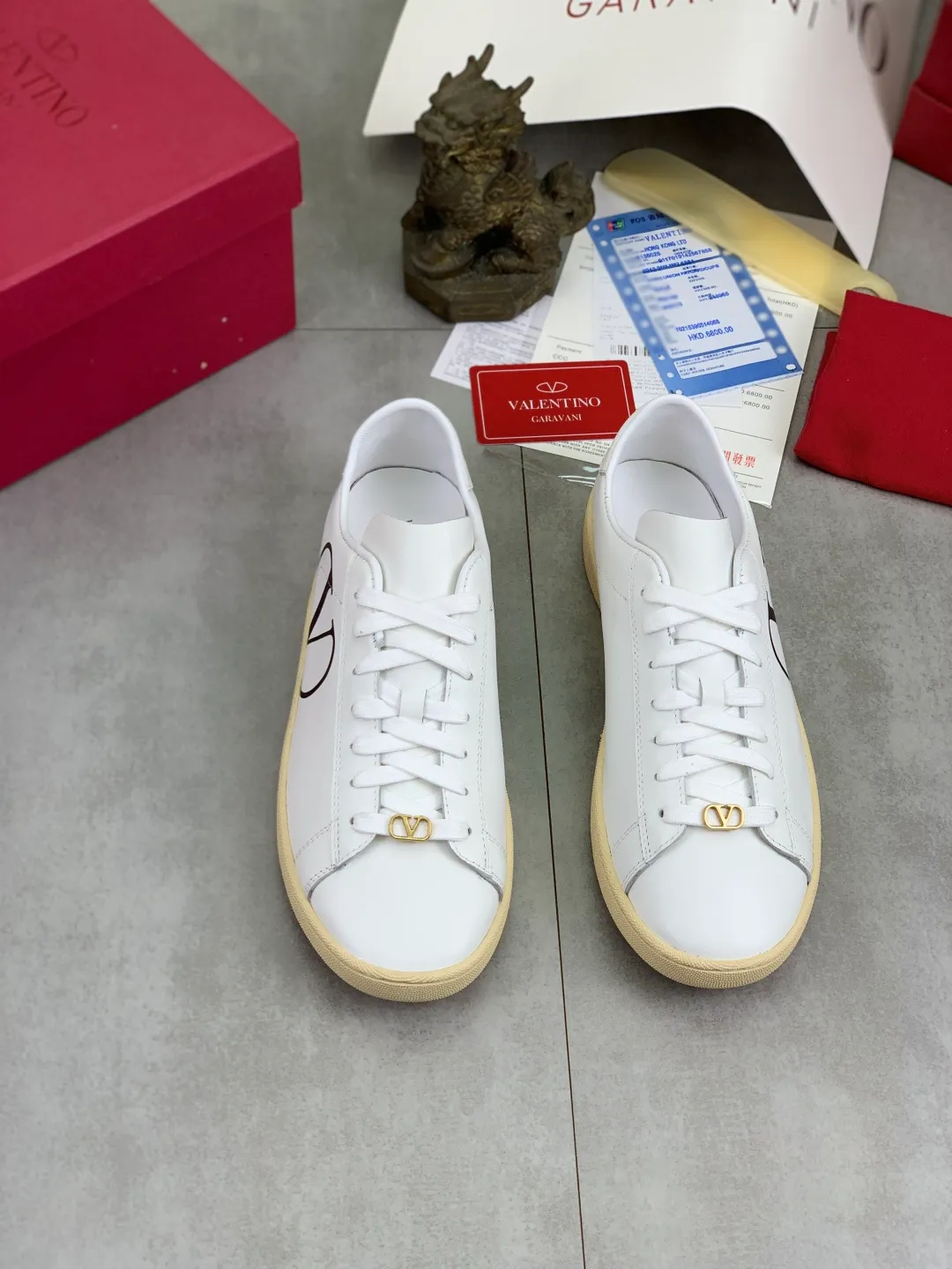 Men's men's shoes 💰P520 New style 💰 Top version Valentino Valentino 25/ Royco series Cherry 🍒Couple style Casual sneakers White shoes Original purchase and development Production Classic and timeless low-top sneakers outline a lazy silhouette, supplemented by low-key and restrained brand details, evolved into a must-have item in the wardrobe, comfortable and versatile!  ✔️Fabric: Original customized first-layer cowhide ✔️Inner lining: Imported breathable sheep lining ✔️Sole: Original molded anti-slip rubber material ✔️Size: 38-45